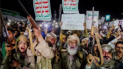 Vurulan tankerler, kışkırtılan aşiretler, kurulan ittifaklar: Yemen'deki 'yarı barış' dönemi sona mı eriyor?