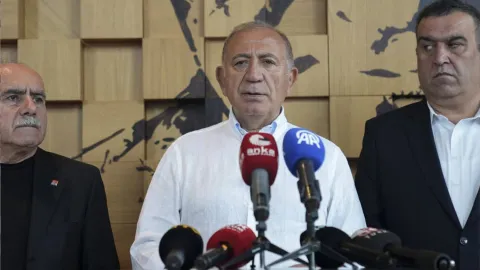 Gazeteci Yavuz Oğhan ve Gürsel Tekin'in fotoğrafları yan yana.