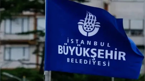 İstanbul Büyükşehir Belediyesi binası önünde çekilmiş bir fotoğraf.