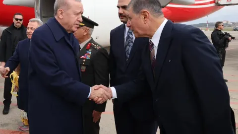 İzmir Büyükşehir Belediye Başkanı Cemil Tugay'ın AKP'ye katılacağı iddiasını gösteren görsel.