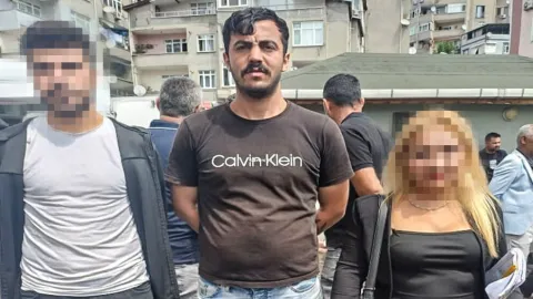 Kemal Kılıçdaroğlu'nun rozet taktığı bir etkinlikte figuran olarak bulunan Sezar Çakmak'ın fotoğrafı.