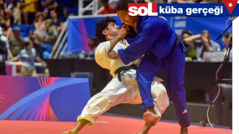 Kübalı sporcuların madalya töreninden bir görüntü.