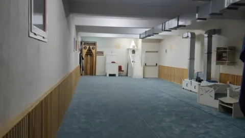 İstanbul Valiliği'nin okullarda mescit açılması talimatını içeren bir haber başlığı.