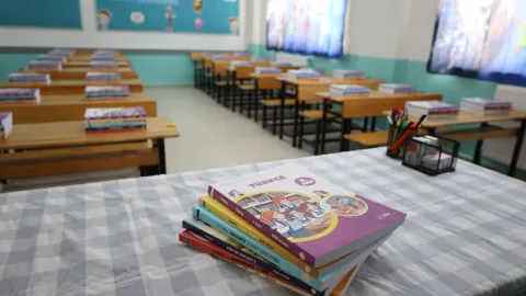 Okul binası ve okul tabelası