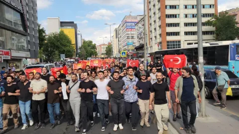 Türkiye Komünist Partisi üyelerinin NATO karşıtı yürüyüşünden bir görüntü.