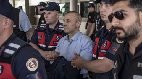 Eski Tunceli Valisi Tuncay Sonel'in adliyeye getirilişi.