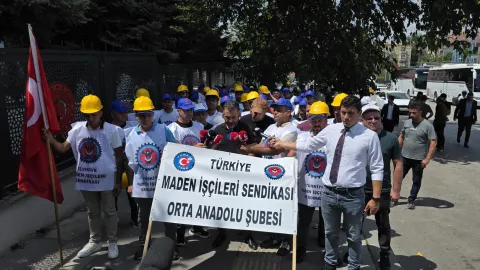 Doruk Madencilik işçileri, ödenmeyen maaşları için Çalışma ve Sosyal Güvenlik Bakanlığı önünde toplandı.
