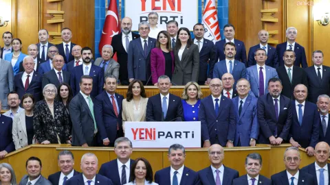 Yeni Parti Genel Başkanı Özgür Özel, ilk kapalı grup toplantısı sonrası açıklama yapıyor.