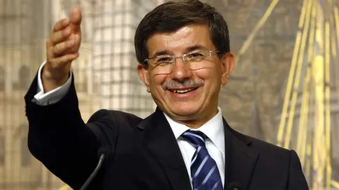 Davutoğlu 'kirlenmiş siyasi iklimin bir parçası olmamak' için partisini feshettiğini ve siyaseti bıraktığını duyurdu
