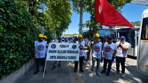Doruk Madencilik işçileri bakanlık önünde: 'Ödeme yapılana kadar Ankara'dayız'