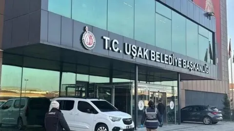 Uşak Belediyesi'nde maaş soruşturması: 17 kişiye operasyon