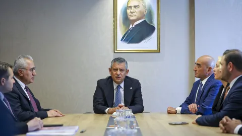 Özgür Özel anlattı: AKP'li isim belediye başkanımızı aradı, 'Bize geç, operasyonu durduralım' dedi