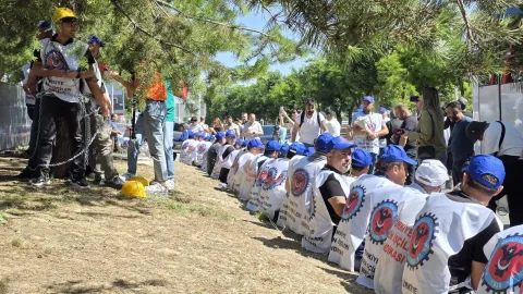 Yıldızlar Holding yine sözünü tutmadı, devlet yetkilileri sessiz: Madenciler kendini zincirledi
