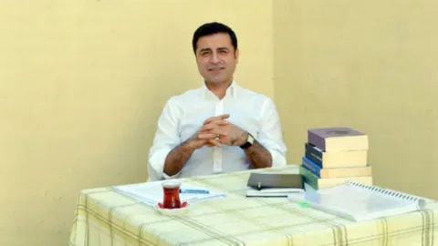 Selahattin Demirtaş Narin Güran'ın babasıyla görüştü: 'Suçu ispatlanabilmiş tek isim Nevzat Bahtiyar'
