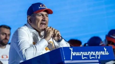 Ermenistan'da hükümet istifa etti: Paşinyan yeniden başbakan olarak atandı