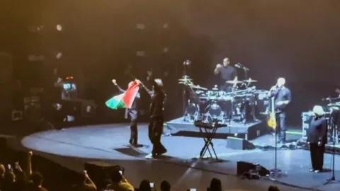Massive Attack üyeleri Singapur'da Filistin bayrağı açtıkları için gözaltına alındı