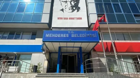 SON DAKİKA: Firari Menderes Belediyesi Başkan Yardımcısı Rüzgar Sönmez yakalandı