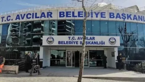 Avcılar Belediyesi'ne operasyon: Gözaltına alınan 12 kişi adliyeye sevk edildi