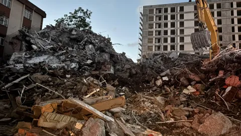 Bahçelievler'de rant düzeni bir binayı daha yıktı: Volkan Apartmanı facianın eşiğinden döndü