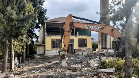 Şikayetler gözardı edilmişti: İş makinesiyle girilen tarihi cami restorasyon sırasında yıkıldı