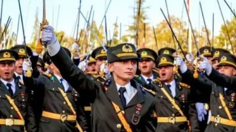 İhraç edildi, mahkemeyle döndü: Teğmenlerin komutanı Albay Alper Topsakal emekliliğe sevk edildi