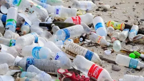 Türkiye’deki ithal plastik kirliliği Kıbrıs’a taştı: Atıklar Balalan sahiline vurdu