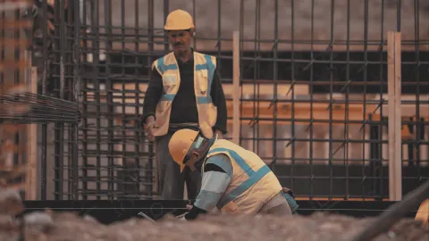 İnşaat patronları maliyeti işçinin ücretini düşürerek kapattı