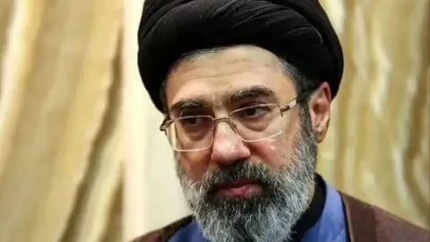 Hamaney’in sağlığı tartışılıyordu: Pezeşkiyan’dan ‘tamamen sağlıklı’ açıklaması