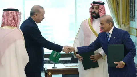 Mekke'de yeni ittifak, Pakistan'da bilindik kriz: Askeri anlaşma Pakistan'ın hangi sorununa çare olacak?