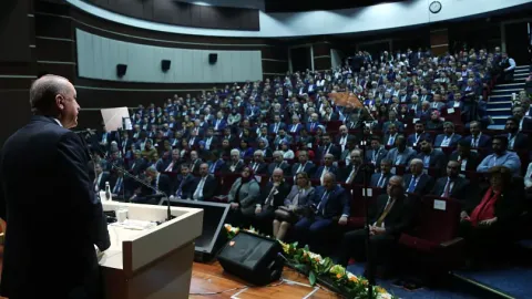 Yıldönümünde AKP’ye yeni transferler: Rozetleri Erdoğan takacak