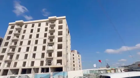 Sultanbeyli’de Ziraat GYO şantiyesinde işçiler çatıya çıktı, patron tahrik etti: ‘Atlayın’