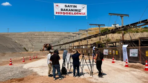 Journalists left for hours in 40-degree heat: impact on profession