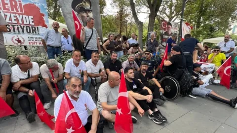 Parkta oturma eylemi yapan gazilere polis müdahalesi