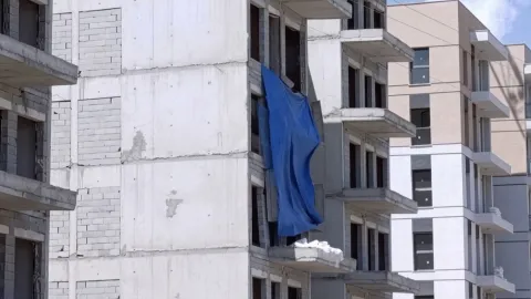 Hatay'da Depremzedeler İçin Yapılan TOKİ Konutunun Balkonu Kendiliğinden Çöktü