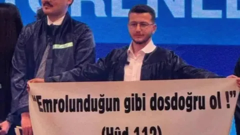 Mezuniyet töreninde ayet yazılı pankart açmıştı: ‘Cumhurbaşkanına hakaret’ten tutuklandı