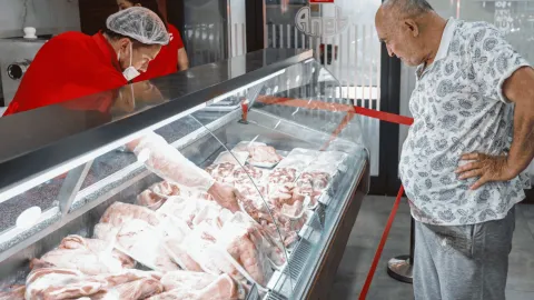 Kasaplar artık kemiği de kiloyla satıyor: Et alamayan yurttaş kokusunu duymak için kemik kaynatıyor