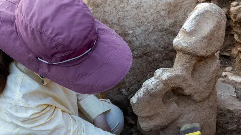 Karahantepe’de 11 bin yıllık heykel bulundu: Leoparın sırtında insan figürü