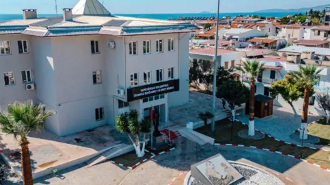 Seferihisar Belediyesi'ne yönelik rüşvet soruşturmasında iki şoför gözaltına alındı