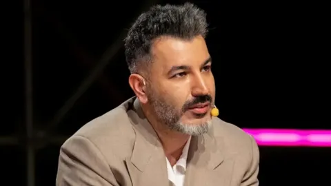 Manifest grubunun kurucusu Tolga Akış, müstehcenlik ve uyuşturucu suçlarından gözaltına alındı