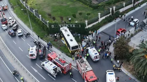 Zeytinburnu'nda otobüs duvara çarptı: 1 ölü, 17 yaralı