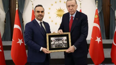 AKP üçüncü dönem kampanyasını hızlandırdı; Bakan Kacır, Erdoğan'ı 2028'de yeniden seçeceklerini ifade etti