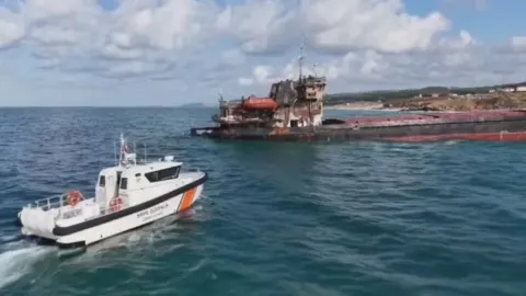 Karadeniz’de Rus gemisi saldırıya uğradıktan sonra Şile sahilinde karaya oturdu