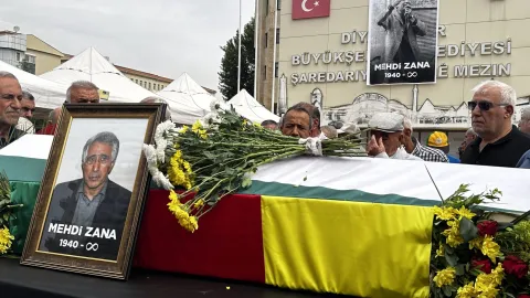 Eski Diyarbakır Belediye Başkanı Mehdi Zana düzenlenen tören sonrası toprağa verildi