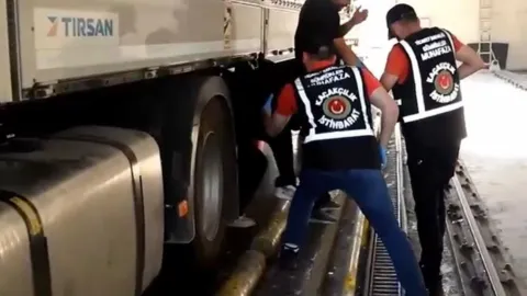 Hakkında yurt dışı çıkış yasağı olan Kocabıyık, Kapıkule'de tır dorsesinde yakalandı