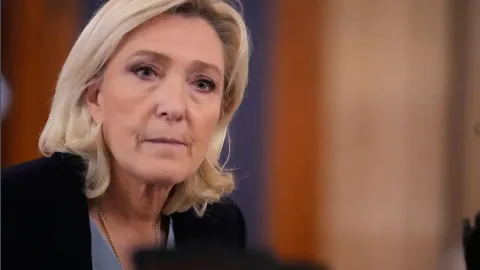 Fransa’da aşırı sağ yüzde 40’ı aştı: Le Pen ikinci turdaki tüm rakiplerini geçiyor