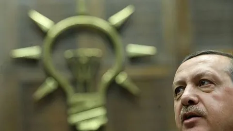 Tarihi yeniden yazma çabası: AKP'yi kapatılmaktan kurtaran isim Veysel Eroğlu muydu?