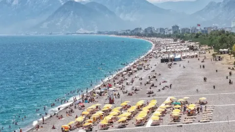 Antalya plaj kumlarında bakteri riski: Bilim uyarıyor, bakanlık 'mükemmel' diyor