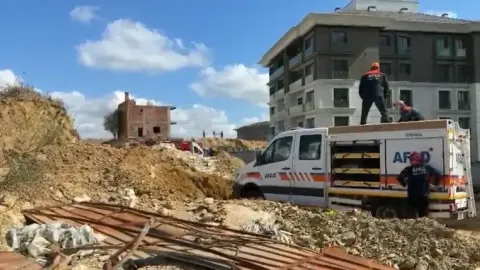 Başakşehir'de inşaat alanında toprak kayması: Bir işçi göçük altında
