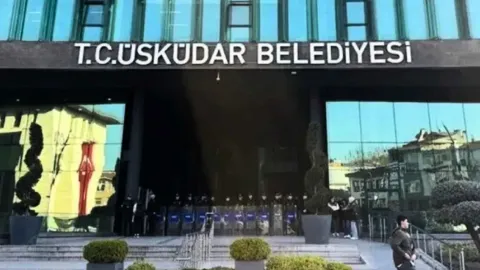 Üsküdar Belediyesi’nde polis ablukası: CHP ve Yeni Parti grubu katılmadı, başkanvekilliği seçimi ertelendi