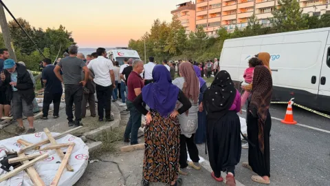 Düzce'de tır ile fındık işçilerini taşıyan tarım aracı çarpıştı: 4 ölü, 8 yaralı